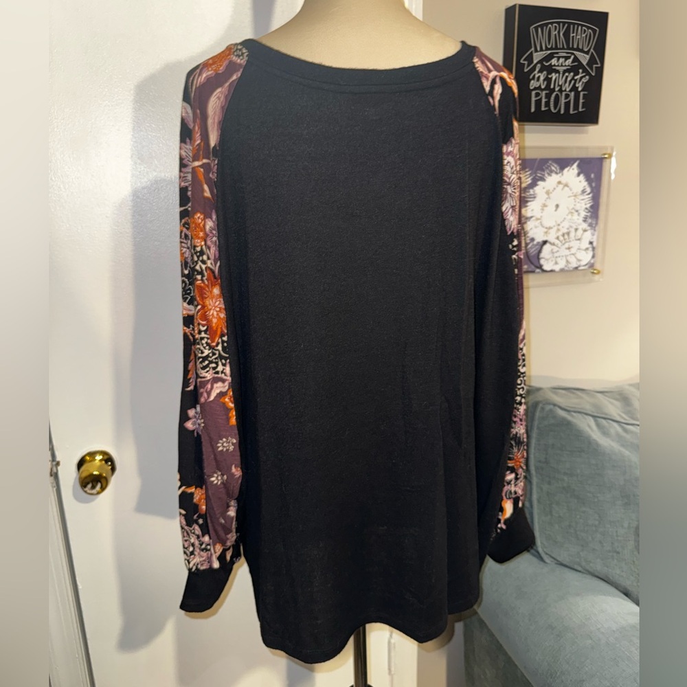 Women’s dolman sleeve top with patterned sleeves - Picture 4 of 6